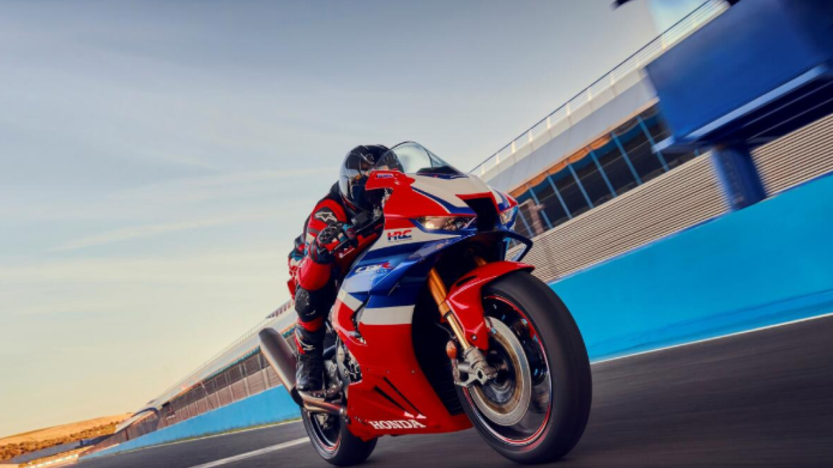 Honda CBR1000RR-R Fireblade SP 2026 vermelha em movimento