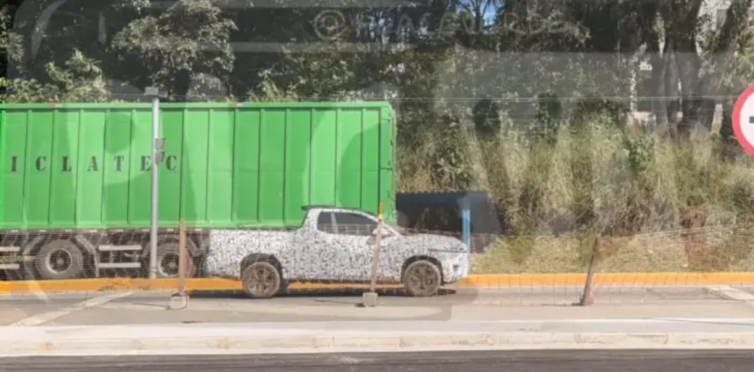 VW Tukan de cabine simples aparece em testes