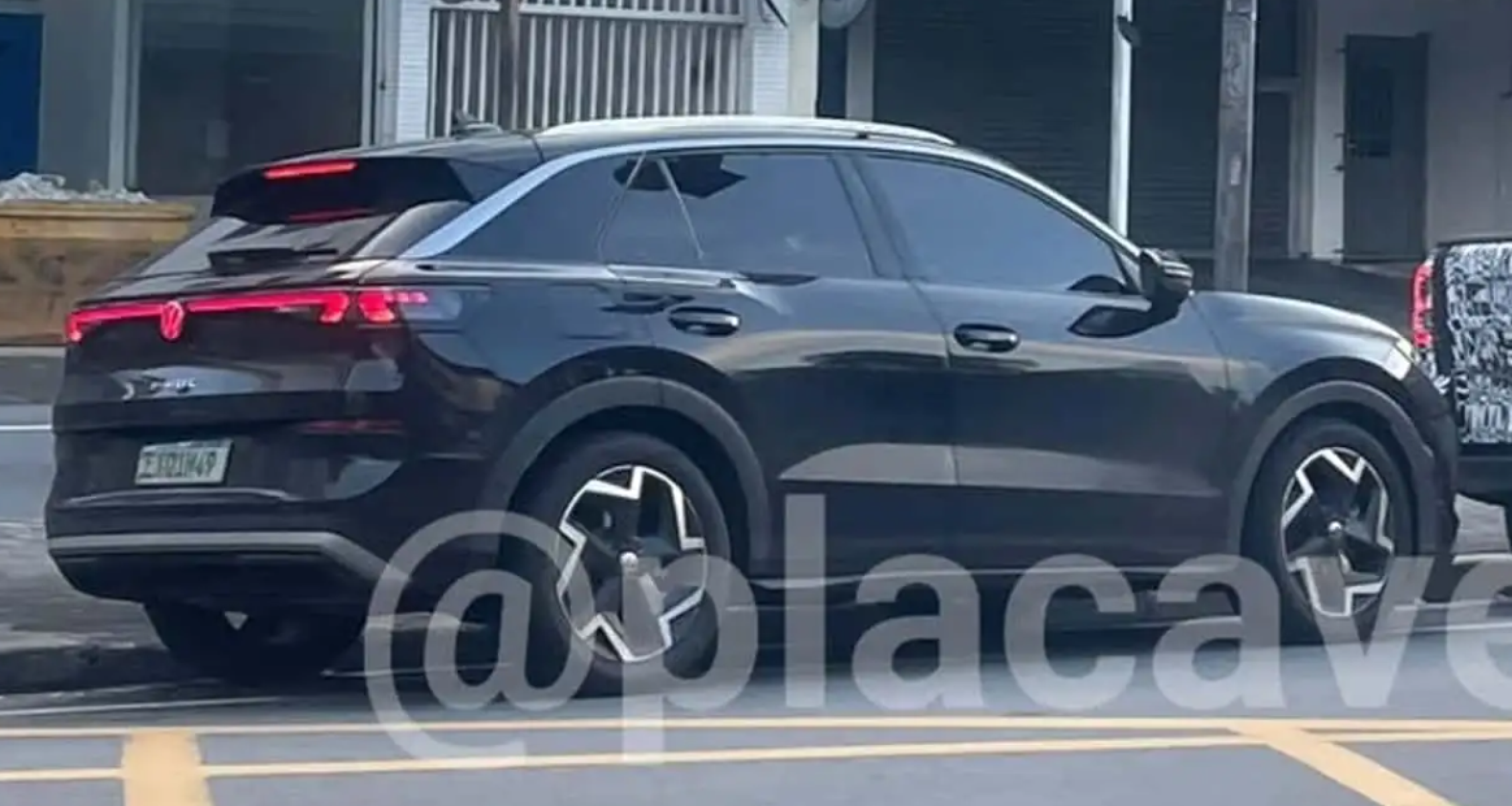 Volkswagen T-Roc é flagrado em testes de sistema híbrido no Brasil